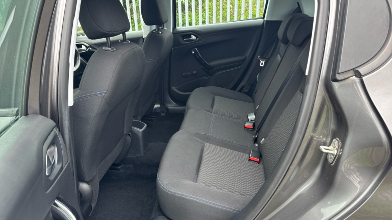 Peugeot 208 1.2 PureTech 82 Signature 5dr [Start Stop] Petrol Hatchback